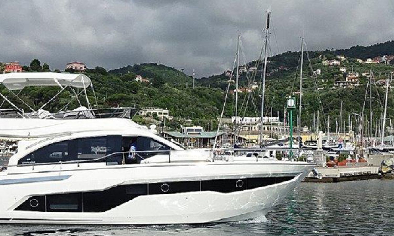 ENTREGA DE UNA CRANCHI E 52 F NUEVA EN VARAZZE